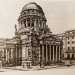 Per enfatizzare l’importanza d via Sparano, Dioguardi propose anche di inglobare l’ottocentesca chiesa di San Ferdinando in una sorta di “pantheon ai caduti” dai forti richiami classici, conclusa da una grande cupola poggiata su un tamburo colonnato...